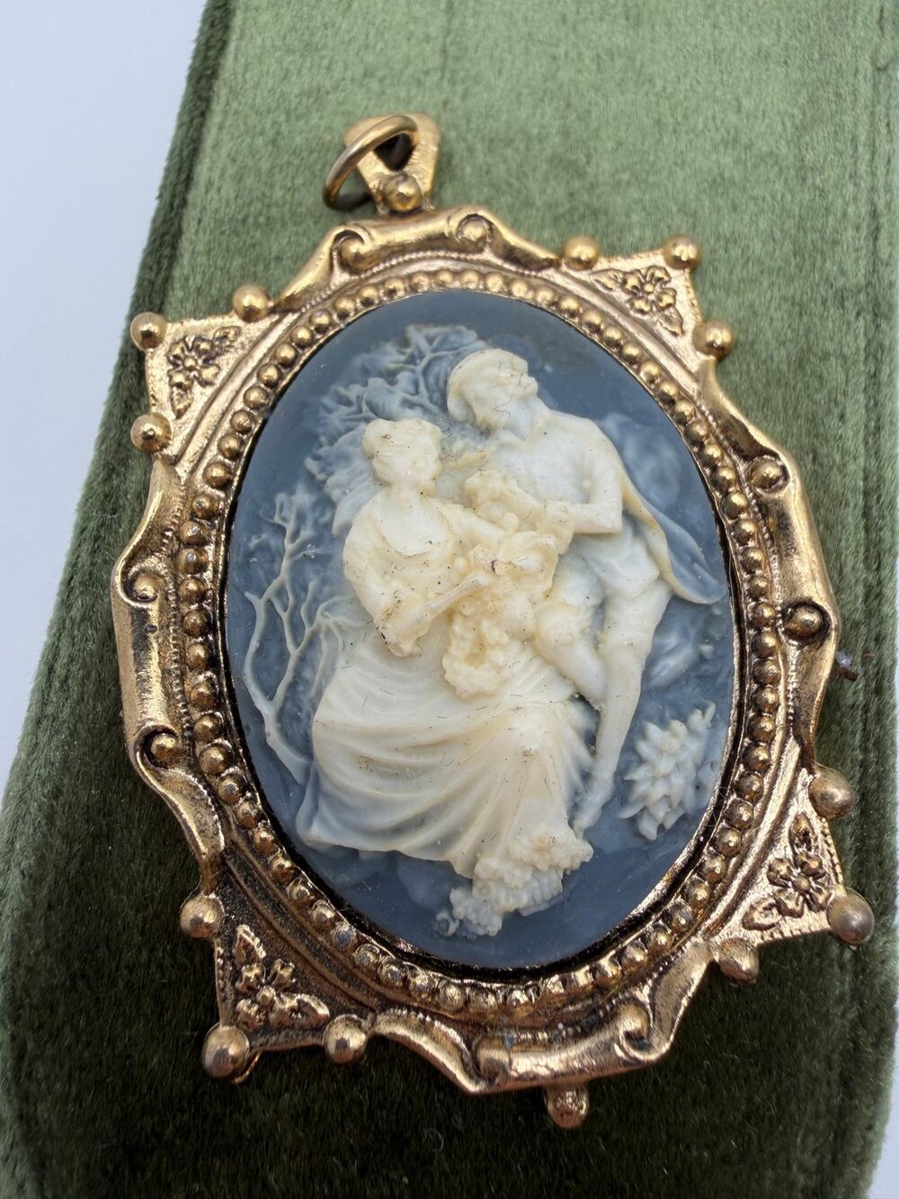 Vintage Blue Cameo Brooch Lovers Couple Gift Romantic Jewelry Gold Tone Brooch